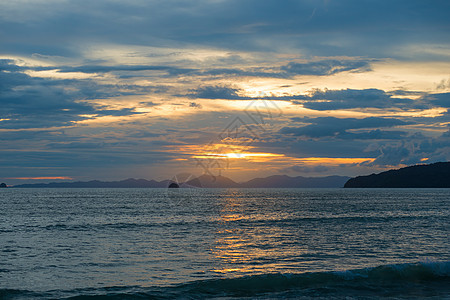 海和山 在太阳的光照下 有云图片