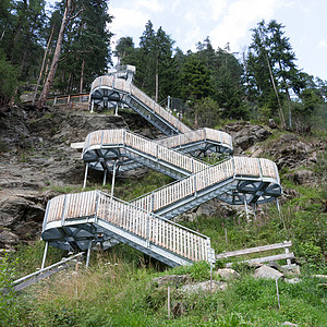 金属楼梯  大桥首脑闲暇岩石冒险地标高山树木森林瀑布溪流图片