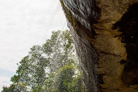 岩石上瀑布的瀑布丛林风景森林植物公园全景热带环境流动墙纸图片
