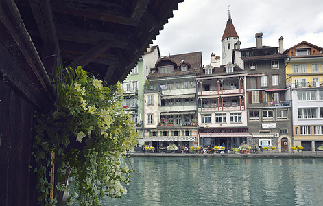 瑞士Aare的Thun城市和河流历史长堤堡垒建筑学行人水闸弹幕房子建筑工程图片