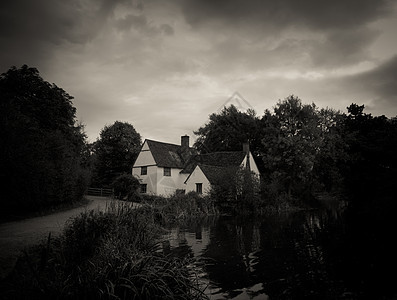黑色和白色秋秋夜英国国家磨坊Cottage Hou图片