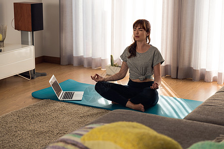 是时候做瑜伽了练习互联网女孩笔记本呼吸运动健身房重量客厅瑜珈背景图片