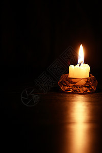 黑暗时蜡烛悲哀烛光燃烧灯光悲伤力量对象灯芯镜头寂寞图片