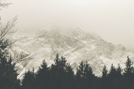高山风云和积雪的景象高山全景假期旅行公吨风景雪山顶峰山脉景观图片