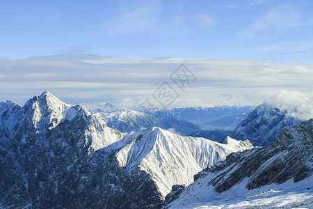 高山风云和积雪的景象旅行风景假期悬崖天气雪山旅游蓝色场景景观图片