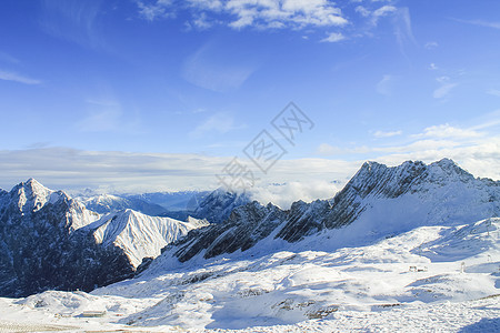 高山风云和积雪的景象山脉场景天气旅游滑雪假期公吨风景岩石旅行图片