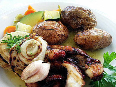 烤章鱼 土豆和蔬菜图片