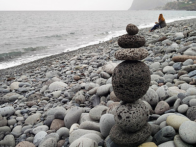 平衡的石块石头岩石海岸海滩卵石巨石天空海景白色团体图片