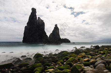 火山岩层结构绿色海滩旅游苔藓岩石地区卵石编队海岸线旅行图片