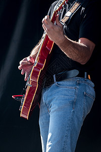 吉他玩家在音乐会上演奏岩石摇滚乐音乐红色字符串艺术家音乐家乐队蓝调展示图片