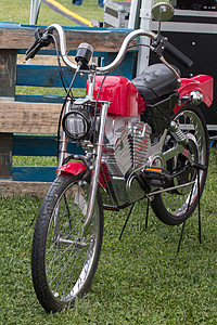 古老的摩托车在草地上图片
