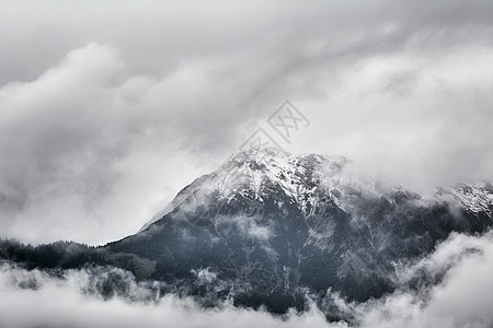云中的阿尔卑斯山高地山脉自然爬坡山脊多云云景山坡环境图片
