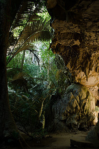 洞穴在泰国游客石头旅行隧道岩石入口公园地质石灰石旅游图片