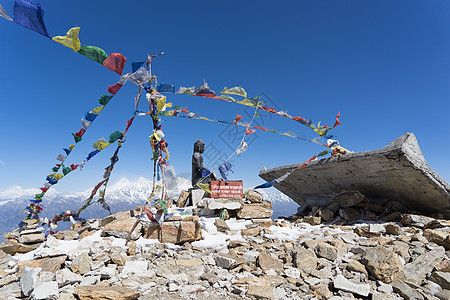 尼泊尔山顶上的佛佛上山脉旅行天空首脑远足旗帜生态假期旅游图片