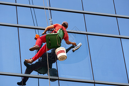 Windowher 洗衣机工人职业反射玻璃结构商业男性登山者红色清洁工图片
