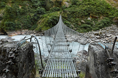 横跨粗山河的吊桥图片