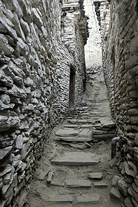 令人惊叹的尼泊尔老山村中的石街脚步栅栏石墙山脉通道粉饰村庄巨石地球车道图片