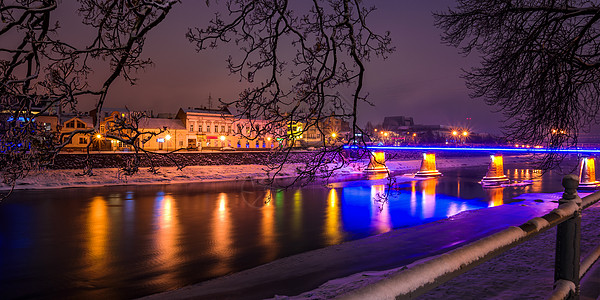 冬季老城的夜间城市景色图片