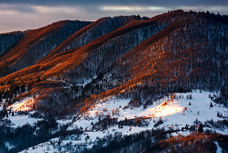 冬季日出时红光的山坡气氛阳光年度森林场景照明资源辉光闪电海拔图片