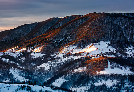 冬季日出时红光的山坡资源爬坡阳光森林场景风景年度辉光海拔起源图片