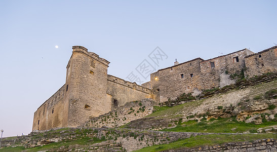 西班牙村城堡历史性山脉地标自然保护区墙壁晴天历史建筑山顶风景图片