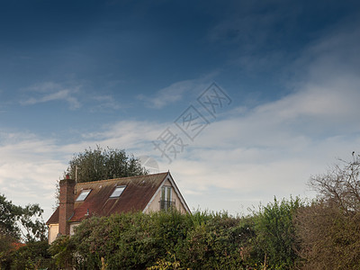 美丽的蓝色天空在外边的乡村住宅上图片