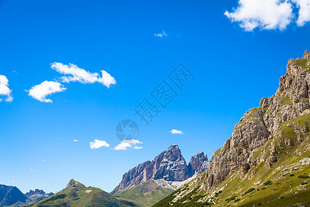 意大利多洛米提山上的蓝天天空岩石风景旅游高山旅行远足石头全景顶峰图片