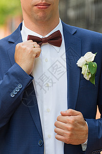 时尚的新郎打平了领带燕尾服庆典仪式服装领结衣领躯干套装衣服男人图片