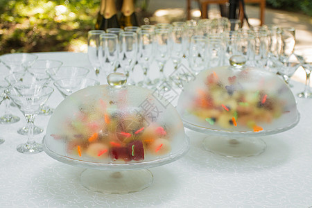 服务员倒在酒杯和香槟杯中派对玻璃服务酒吧橙子桌子周年食物水果调酒师图片