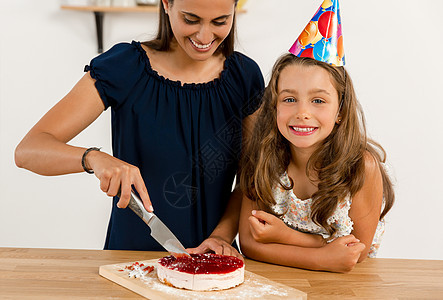 把生日蛋糕切了蜡烛惊喜快乐礼物桌子妈妈派对母亲公主乐趣图片