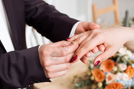 结婚戒指和新娘和新郎的手 新婚夫妇在仪式上 婚姻 恋爱中的男人和女人 两个快乐的人庆祝成为一家人花朵裙子婚礼手指女士交换夫妻套装图片