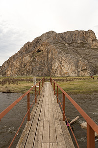 一条小河上那条老旧的吊桥踪迹旅行行人冒险树叶植物人行道天桥木板小路图片