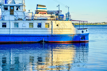 乘游轮的旅游船在黎明时出现在水中蒸汽汽船乘客汽艇假期后勤船运血管蓝色衬垫图片
