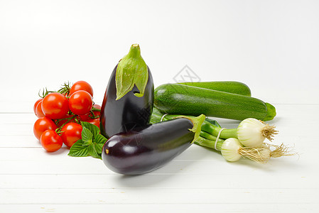 新鲜茄子 番茄 和春洋葱紫色红色洋葱白色食物蔬菜背景木制团体图片
