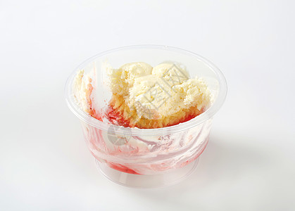 不可抗拒的草莓小蛋糕甜点红色塑料食物奶油水果美食杯子图片