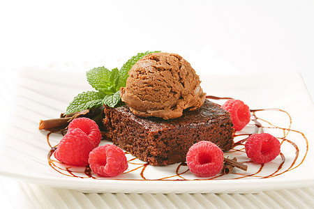 布朗尼加冰淇淋和草莓细雨水果糖浆傻事甜点白色卷发饼干盘子蛋糕图片