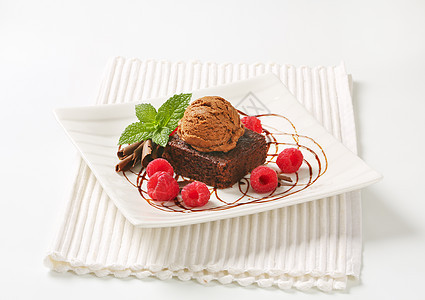 布朗尼加冰淇淋和草莓傻事巧克力脆片饼干水果白色盘子正方形甜点配料图片