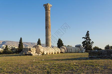 在宙斯寺庙的柱子上倒下旅行选手上帝文明历史假期大理石纪念碑蓝色寺庙图片