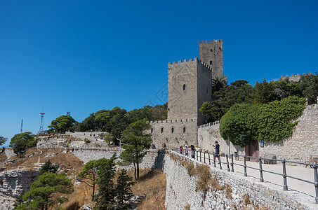 诺曼城堡的景象 在西西西里爱立克 叫做托里德巴利奥建筑师墙壁石头考古学工事历史堡垒公园建筑学纪念碑图片