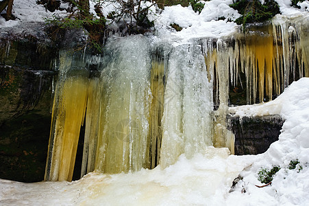 冻结的瀑布和积雪冰川蓝色白色岩石冰柱季节季节性水晶橙子图片