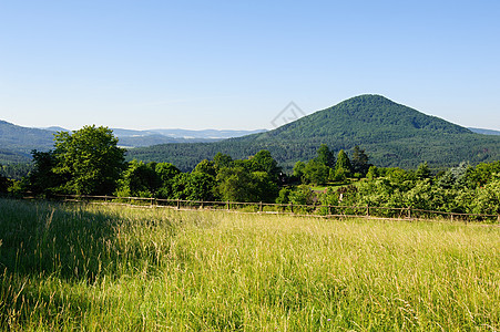 夏季风景 森林 草地 岩石和天空季节乡村旅行国家太阳农村农场场景场地爬坡图片