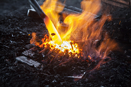 木炭炉的橙色光线被烧成刀子黑色手工业铁匠工艺产品锤子棕色文化金属图片