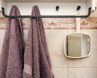 挂在浴室的物体 两条毛巾和一面白镜子图片