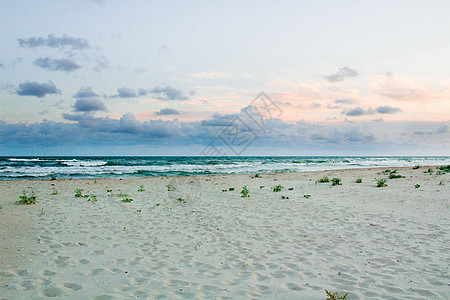 桑迪空海海岸海景 云彩多彩的日出天空图片