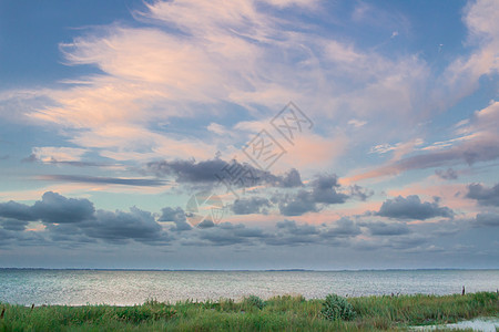 空海海岸海景 云彩多彩的日出天景全景海景海滩波浪荒野多云场景海浪水景海岸图片