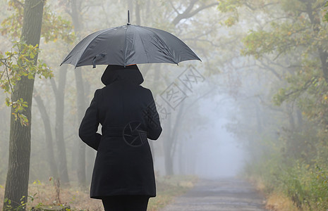 红色雨伞的压抑妇女魔法仙境薄雾孤独焦虑兜帽森林乏力披风故事图片