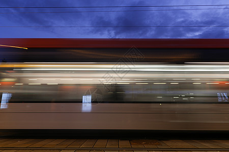 模糊移动时速速度城市过境车皮火车铁路旅行通勤者运动车站图片