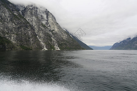 Naeroyfjord和农业反射小屋火焰高度峡湾海岸全景岩石瀑布图片