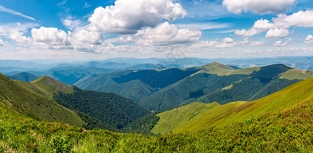 盛夏日美丽的山岳全景图片