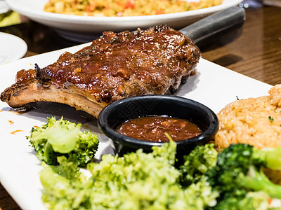 将肋骨放在盘子上牛肉架子午餐炙烤空闲餐厅烧烤猪肉熏制美食图片